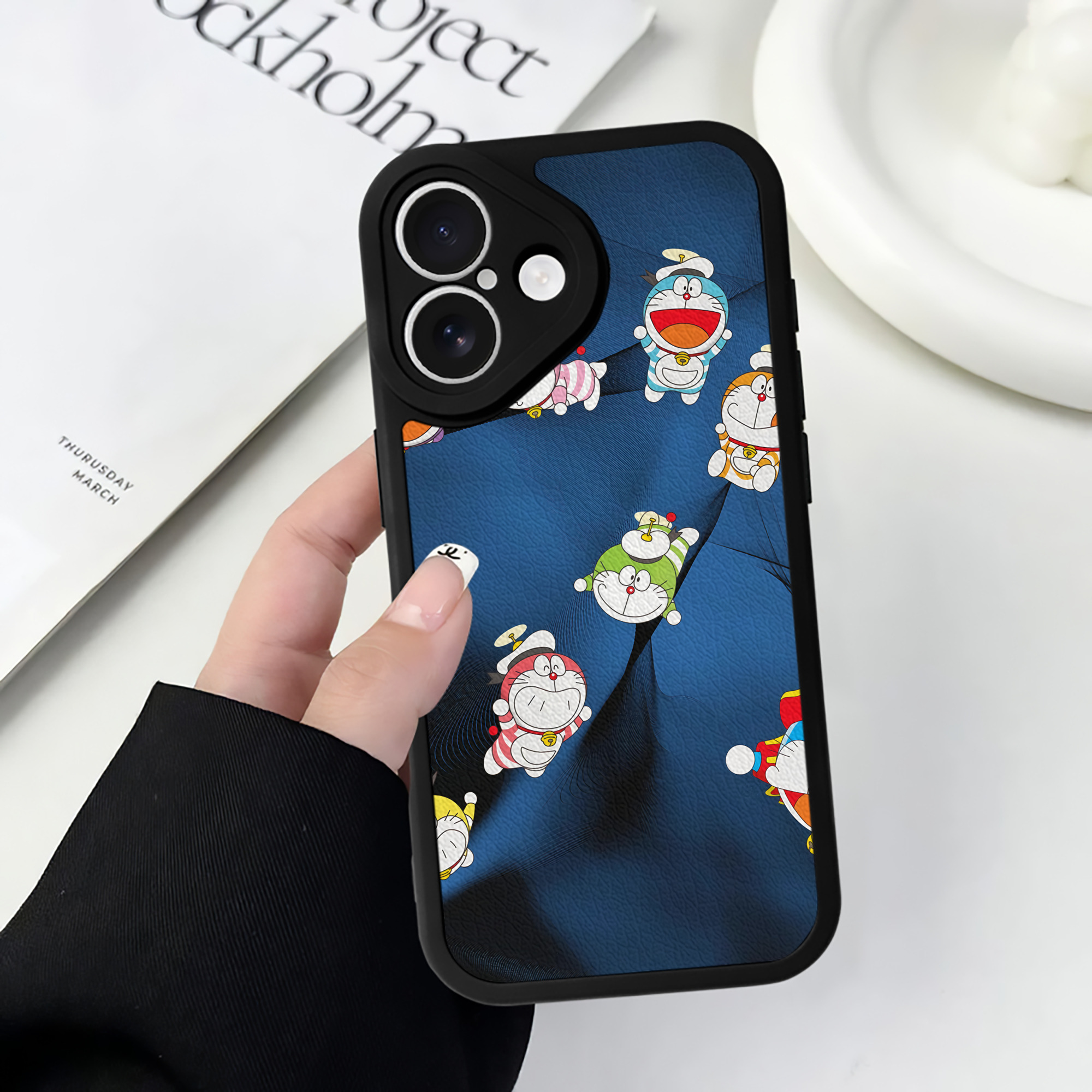 （画像用） ドラえもん Doraemon 【iPhone 16シリーズ対応】シリコンスマホケース（レザー調） 材質：シリコン